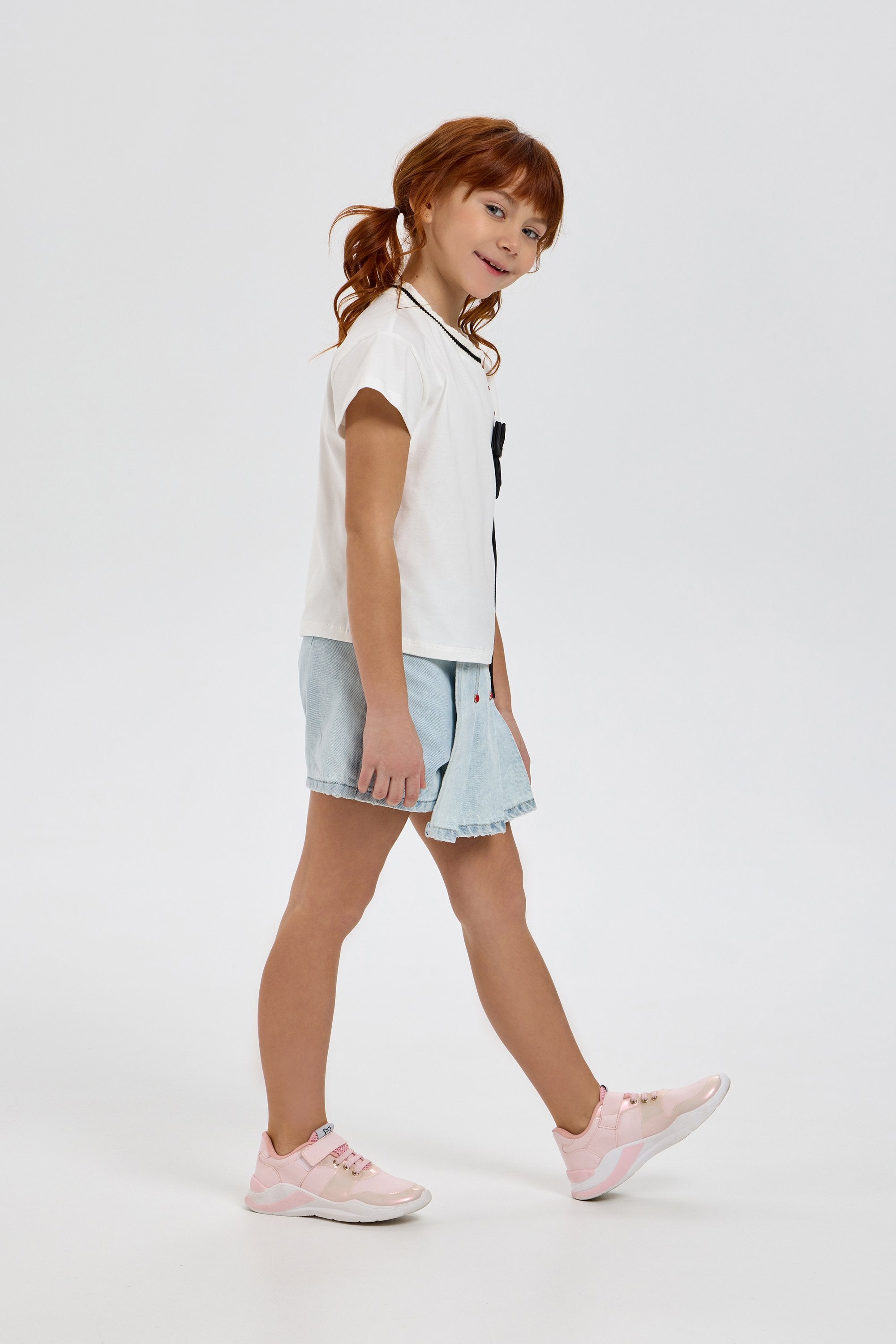 3D Black Flower Decorated T-shirt