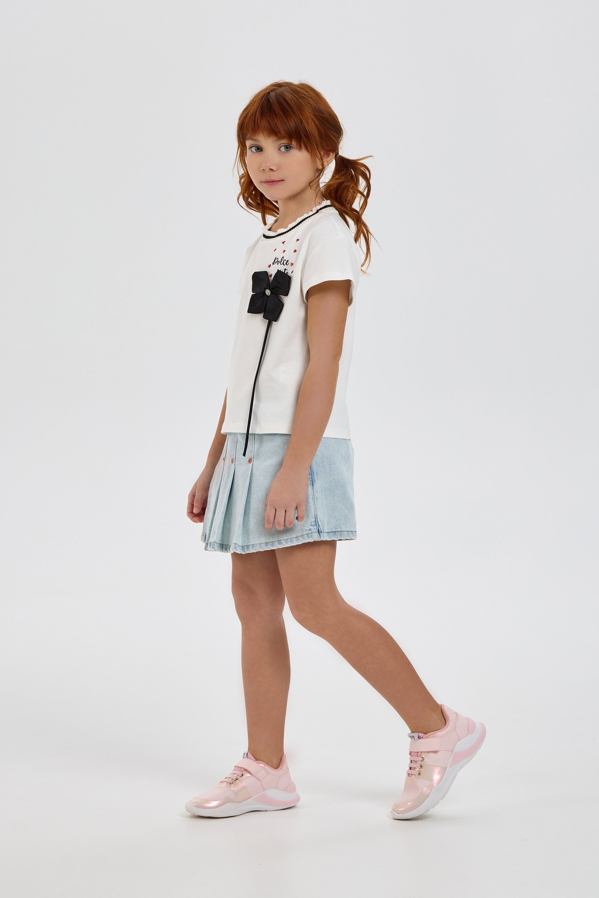 3D Black Flower Decorated T-shirt