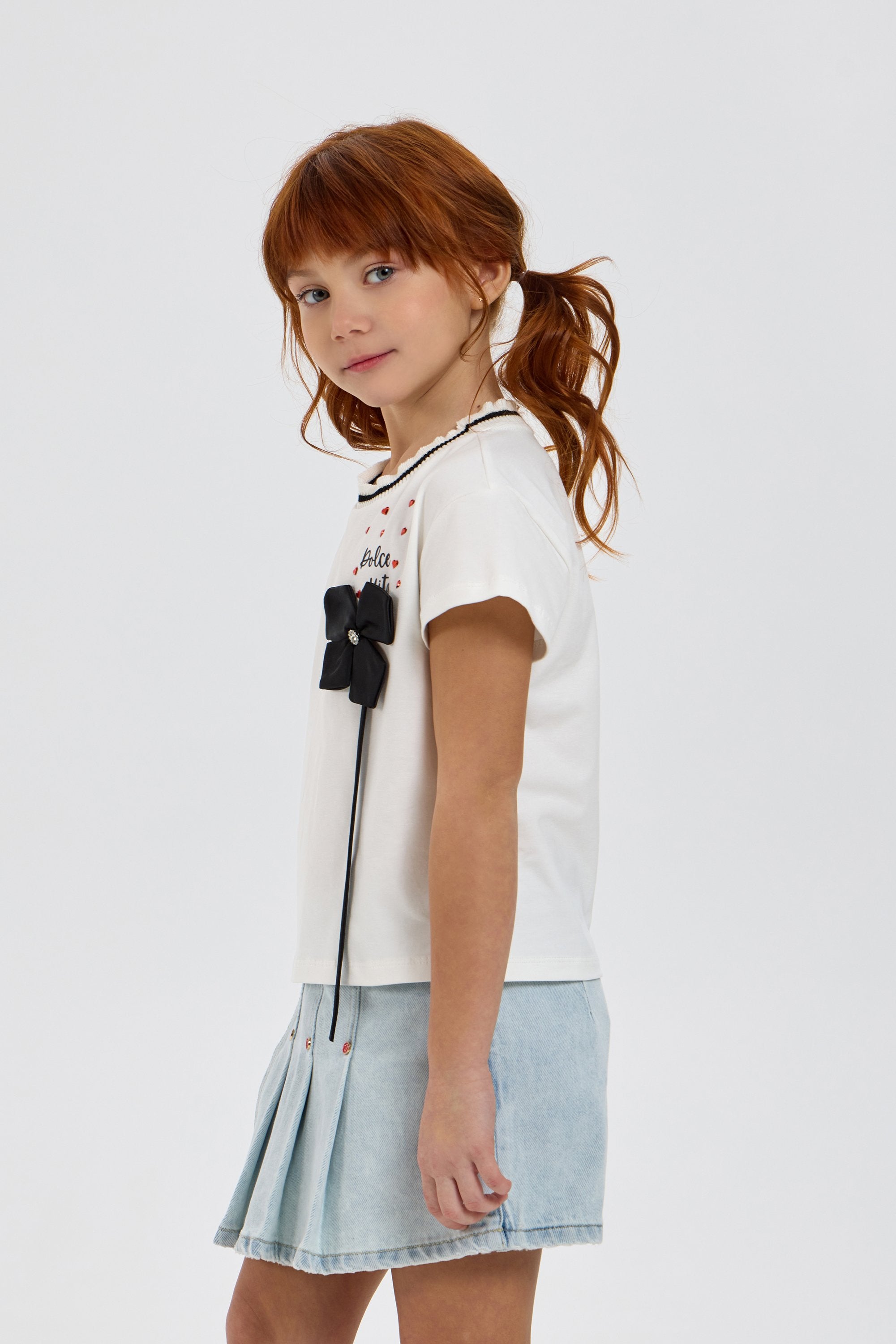 3D Black Flower Decorated T-shirt