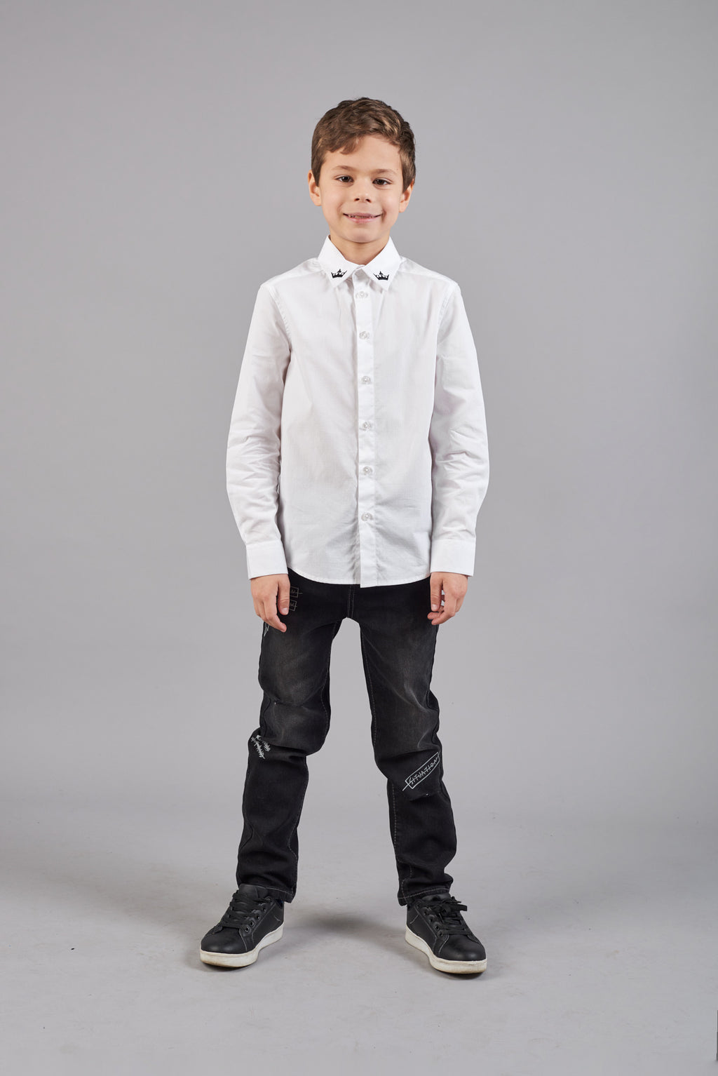 Classic white shirt with embroidery on collar