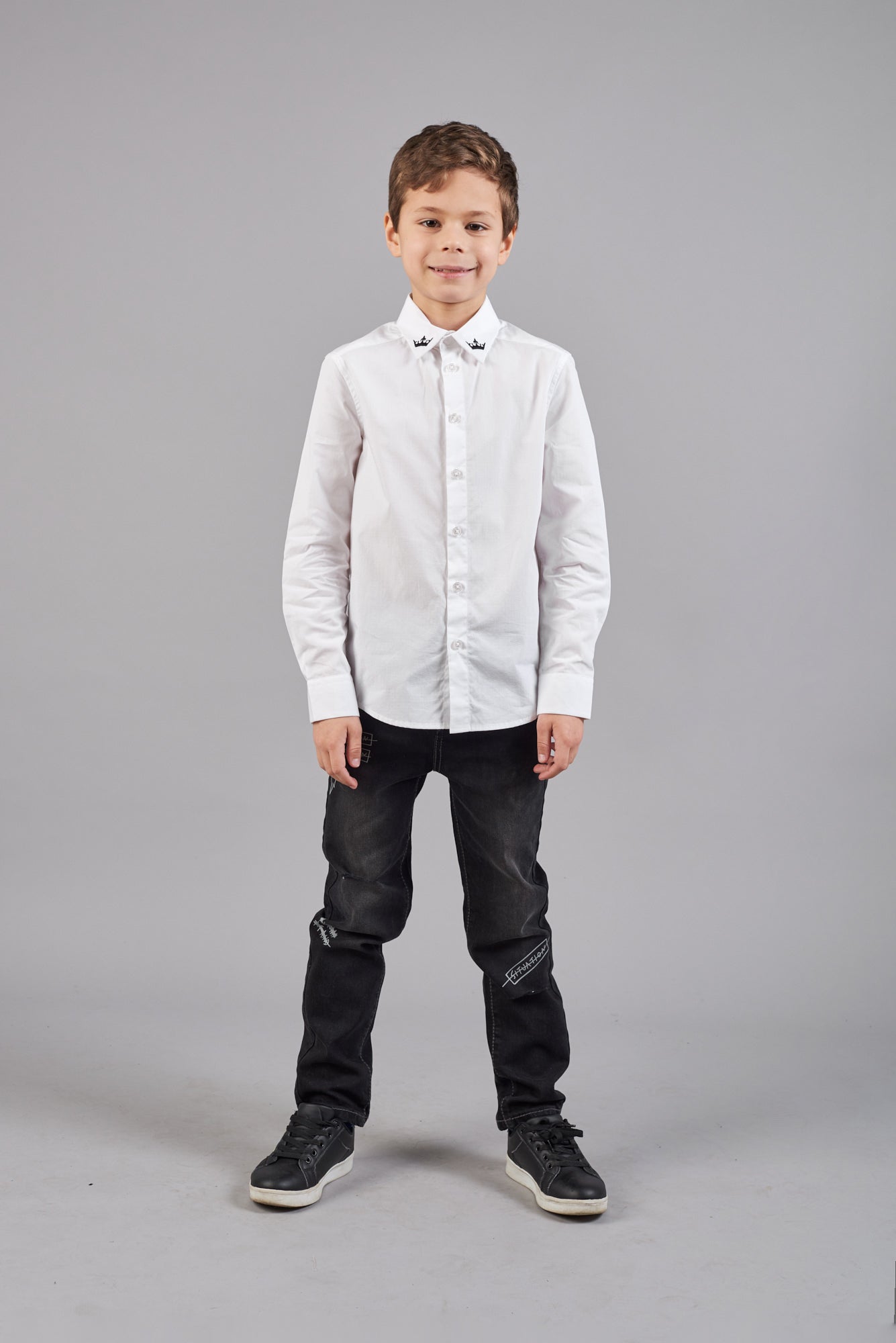 Classic white shirt with embroidery on collar