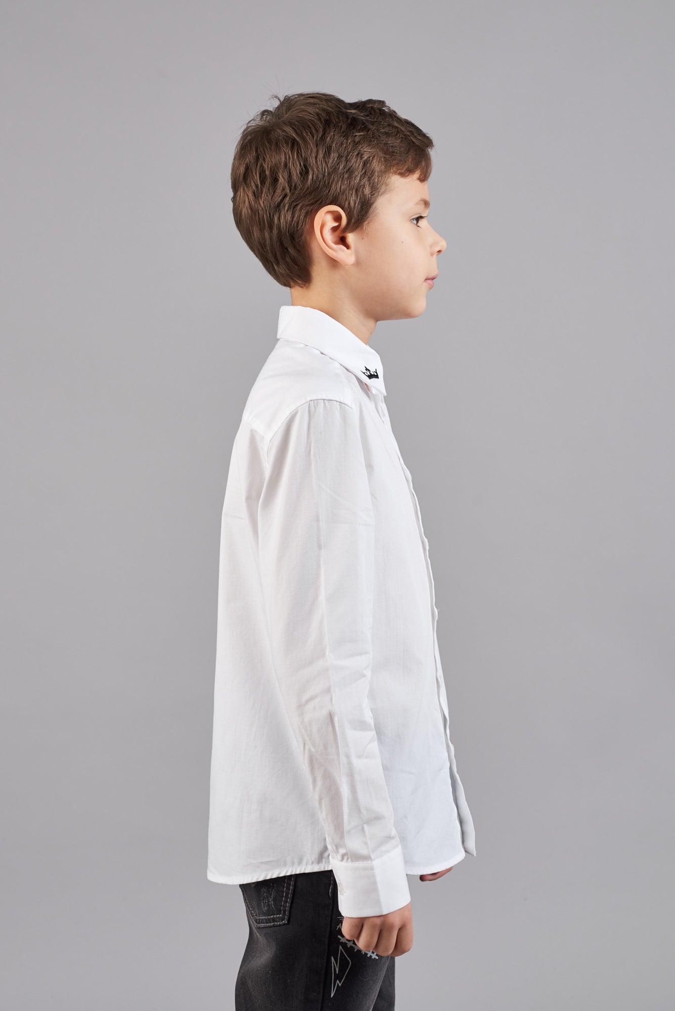 Classic white shirt with embroidery on collar