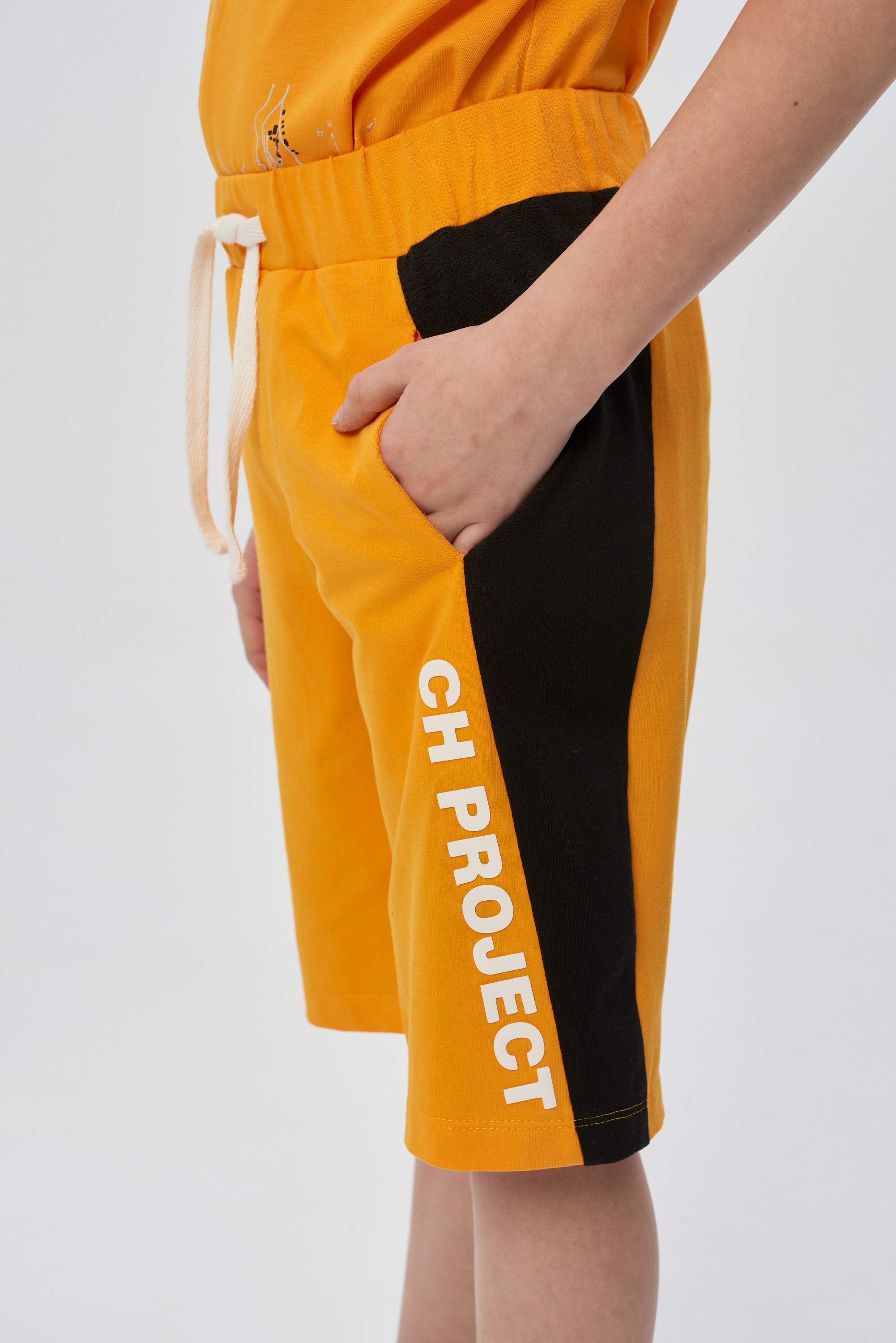 Ocher printed knitted shorts